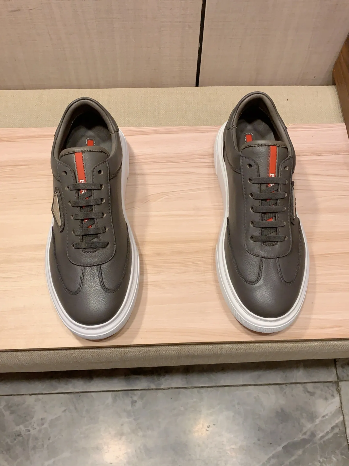 New model: Factory price: 460💰💰🎩🎩[Lightning][Lightning] "Prada Men's Shoes 💰pRADA*" The latest and most popular casual shoes, top brands [seduce] luxury~purchase, top~quality. [Strong] The upper is made of imported breathable and polished cowhide material ➕ Breathable sheepskin feet (•) with fine workmanship. The original stylish and stylish soft rubber wear-resistant and non-slip outsole is light and comfortable on the feet. The real thing looks better when photographed in person. 0186: code: 38-44, 4️⃣ colors selected